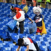 Dọn dẹp khán đài World Cup: Chuyện lạ thế giới, chuyện thường ở Nhật